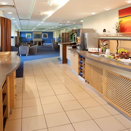 Holiday Inn Express Cardiff Airport, An Ihg Hotel Buitenkant foto