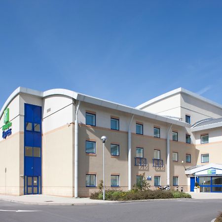 Holiday Inn Express Cardiff Airport, An Ihg Hotel Buitenkant foto