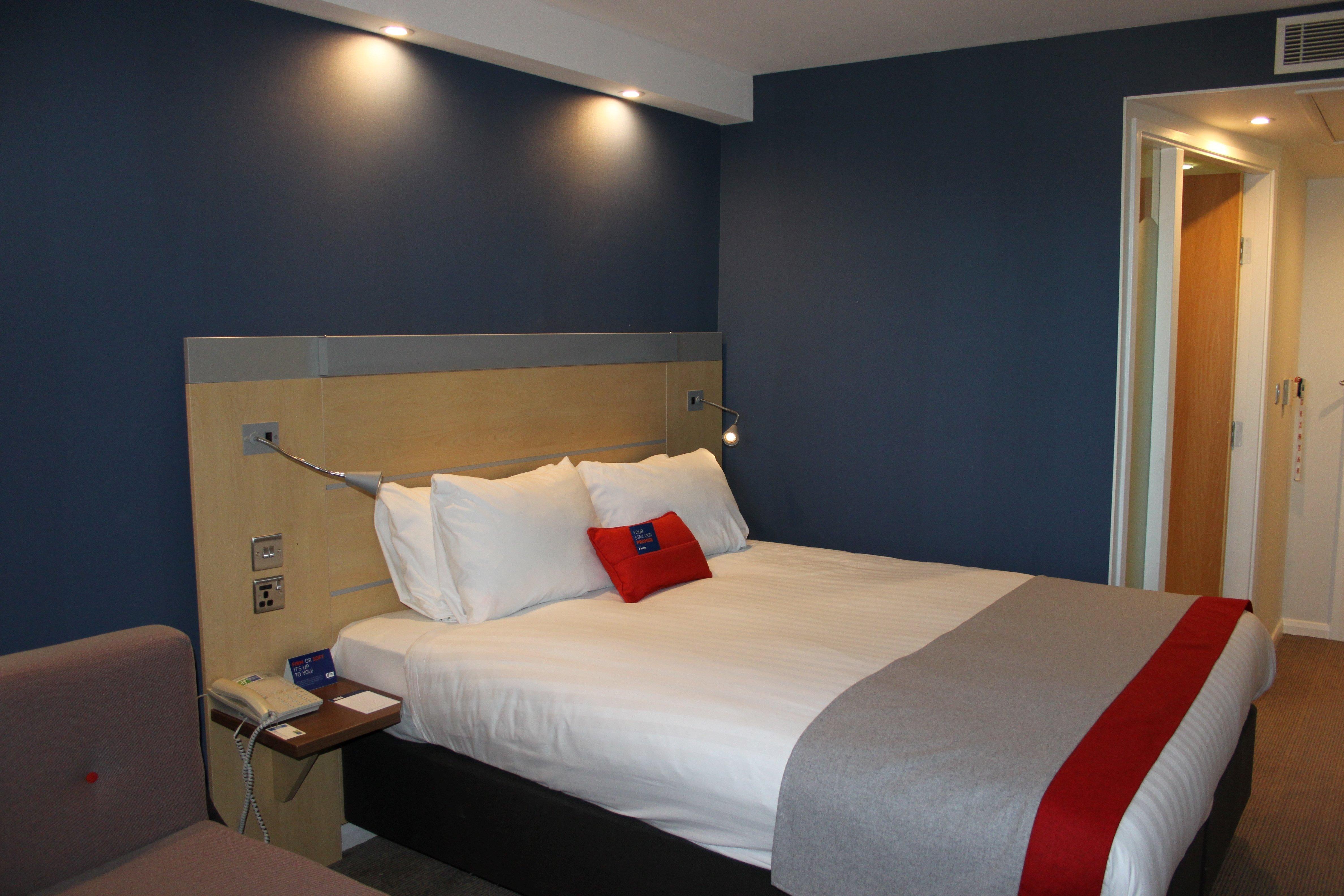 Holiday Inn Express Cardiff Airport, An Ihg Hotel Buitenkant foto