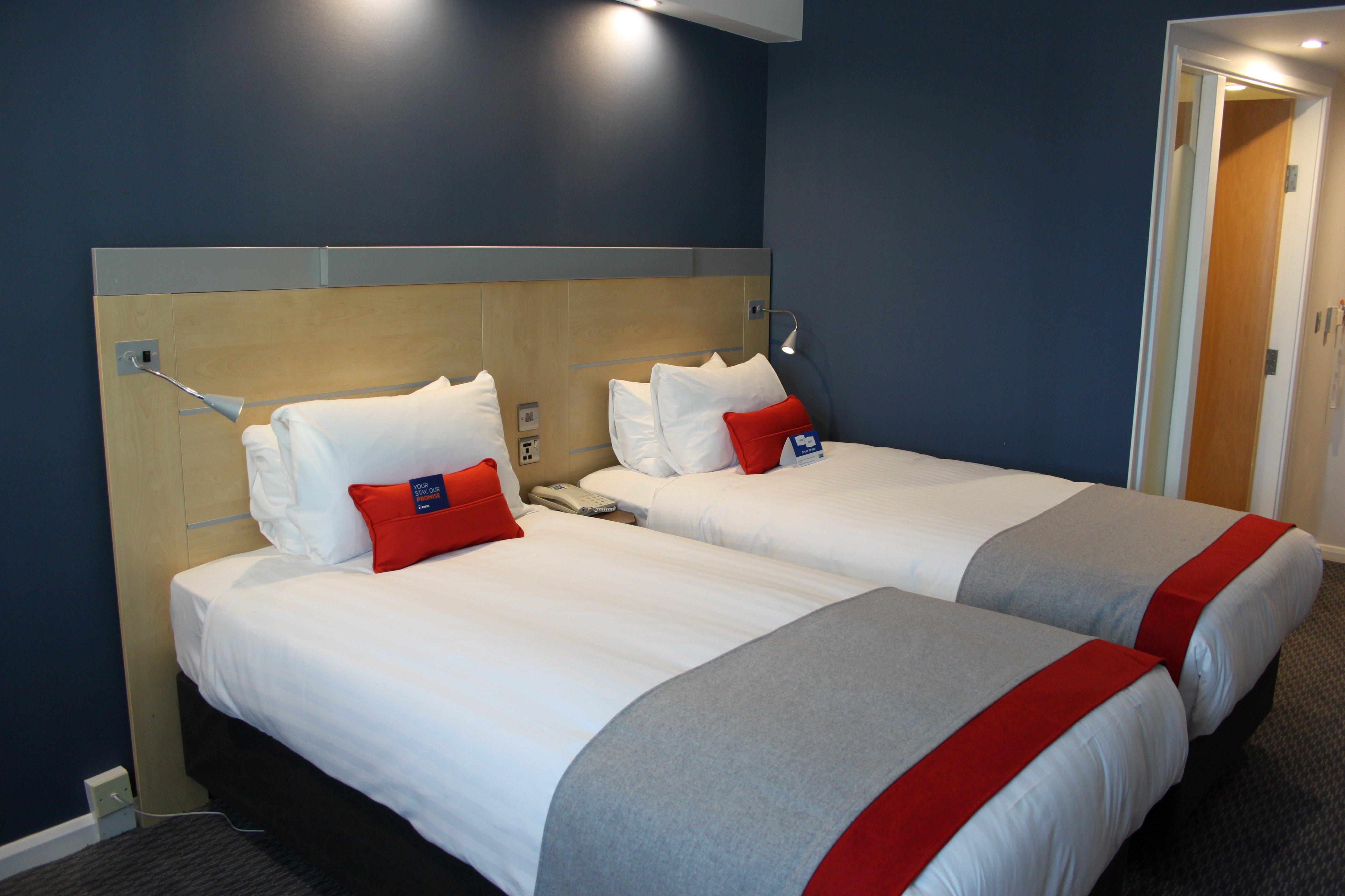 Holiday Inn Express Cardiff Airport, An Ihg Hotel Buitenkant foto