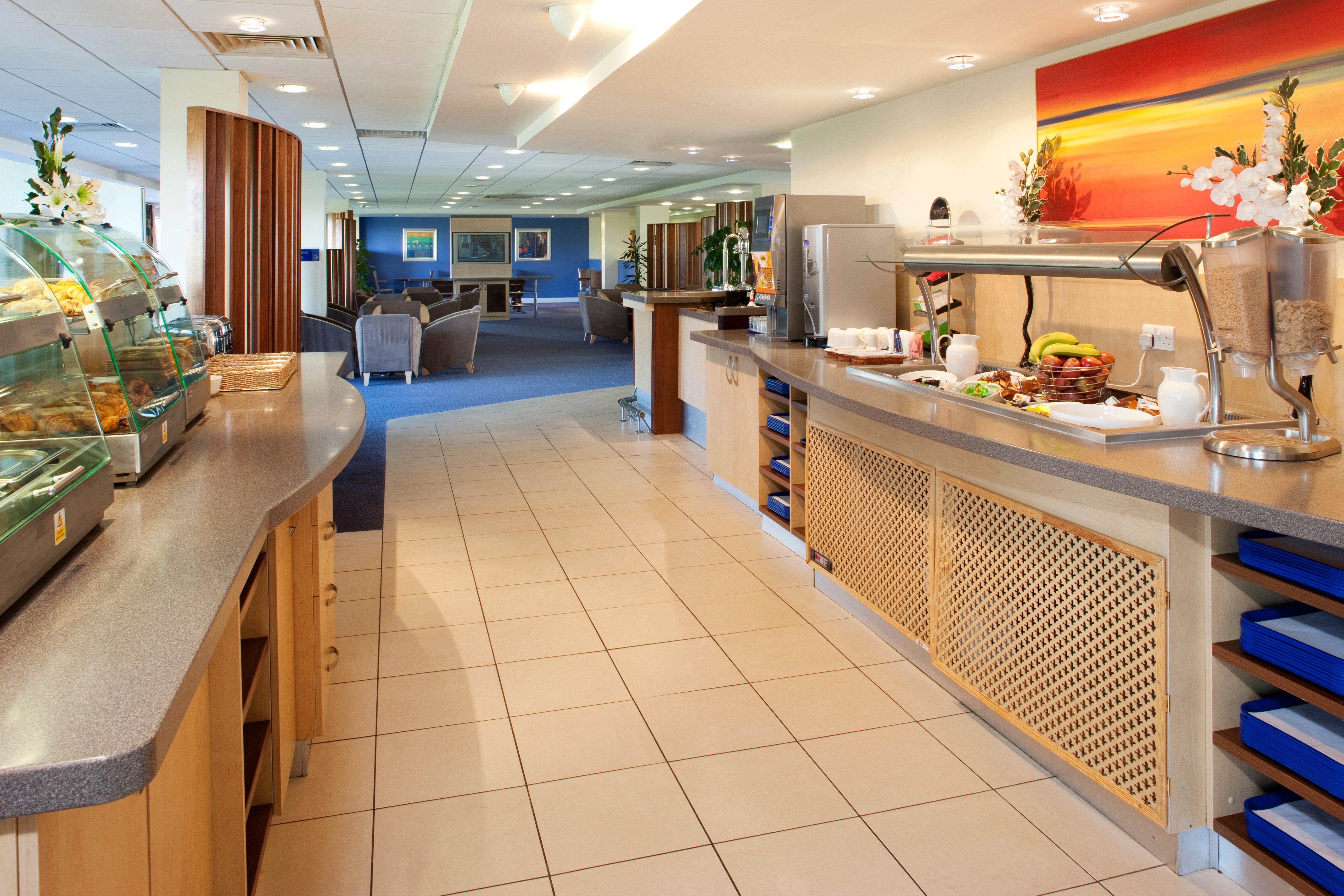 Holiday Inn Express Cardiff Airport, An Ihg Hotel Buitenkant foto