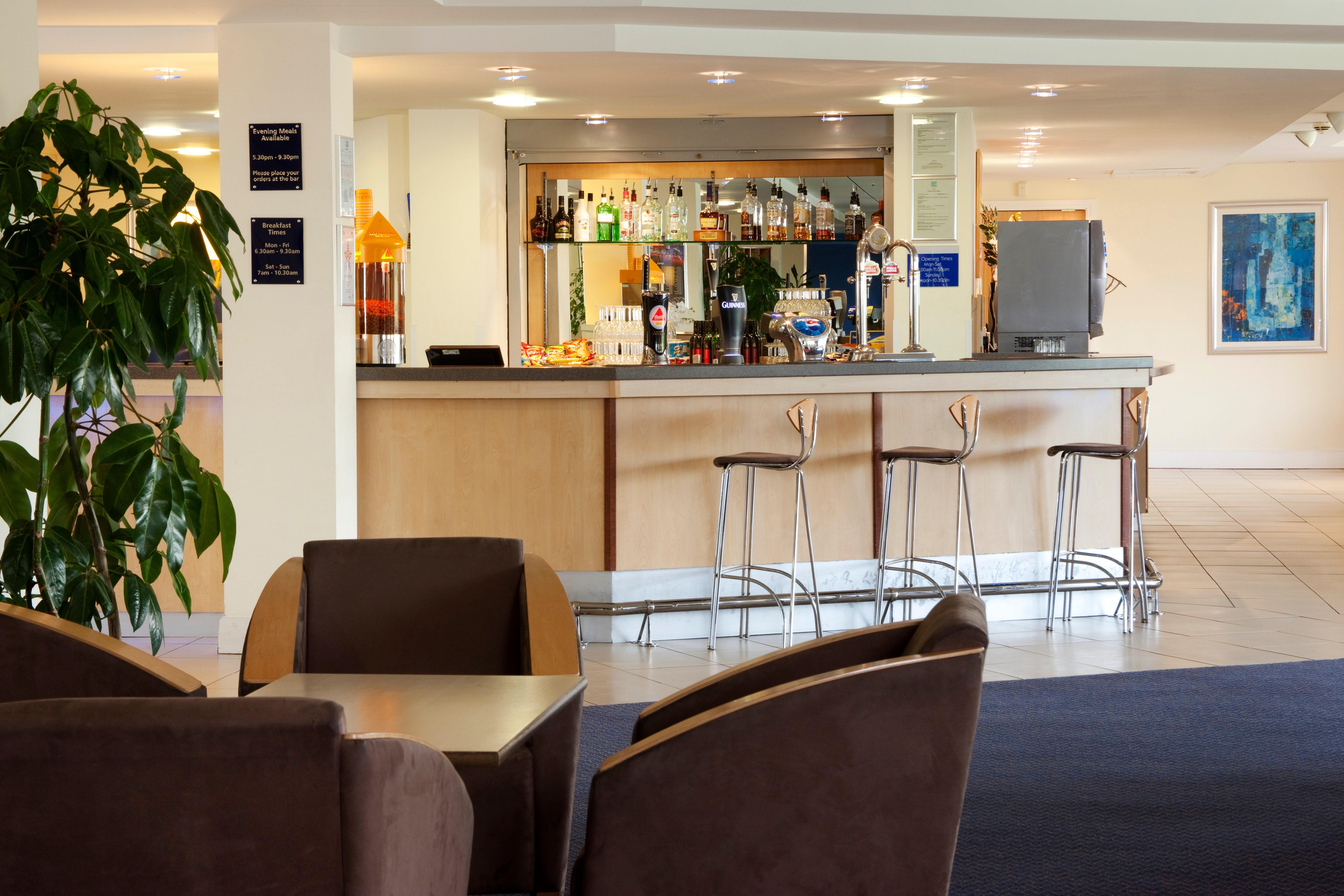 Holiday Inn Express Cardiff Airport, An Ihg Hotel Buitenkant foto