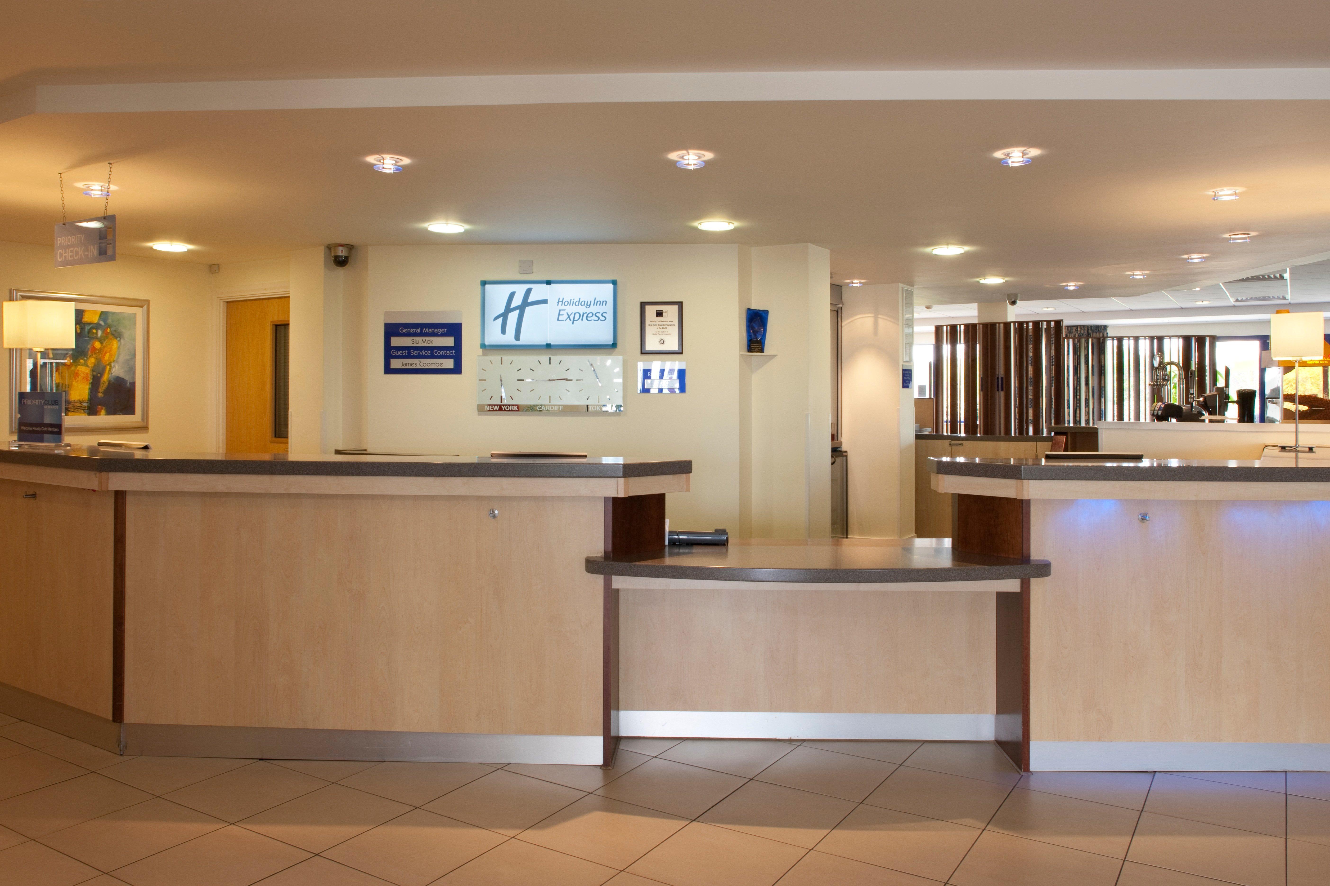 Holiday Inn Express Cardiff Airport, An Ihg Hotel Buitenkant foto