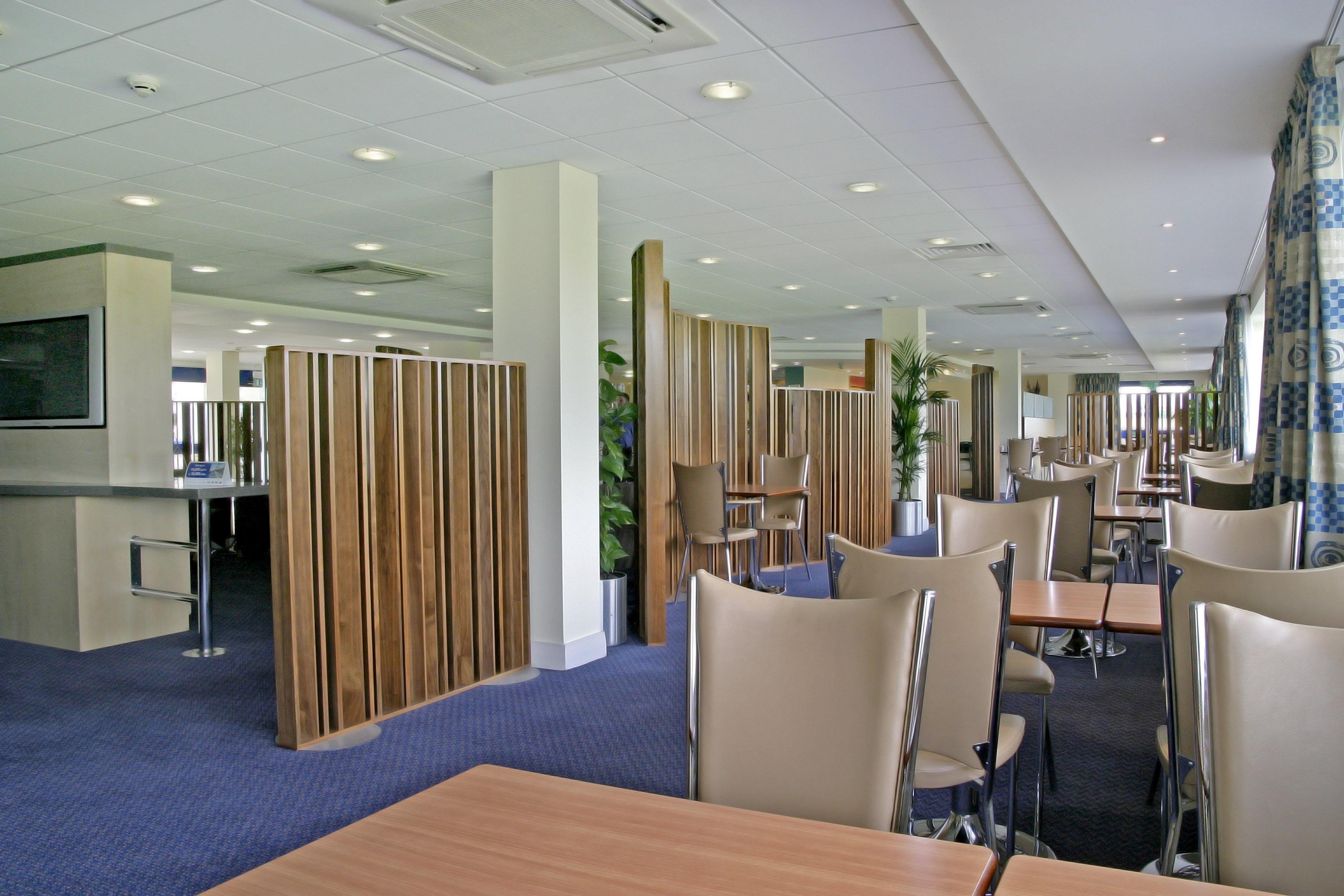 Holiday Inn Express Cardiff Airport, An Ihg Hotel Buitenkant foto