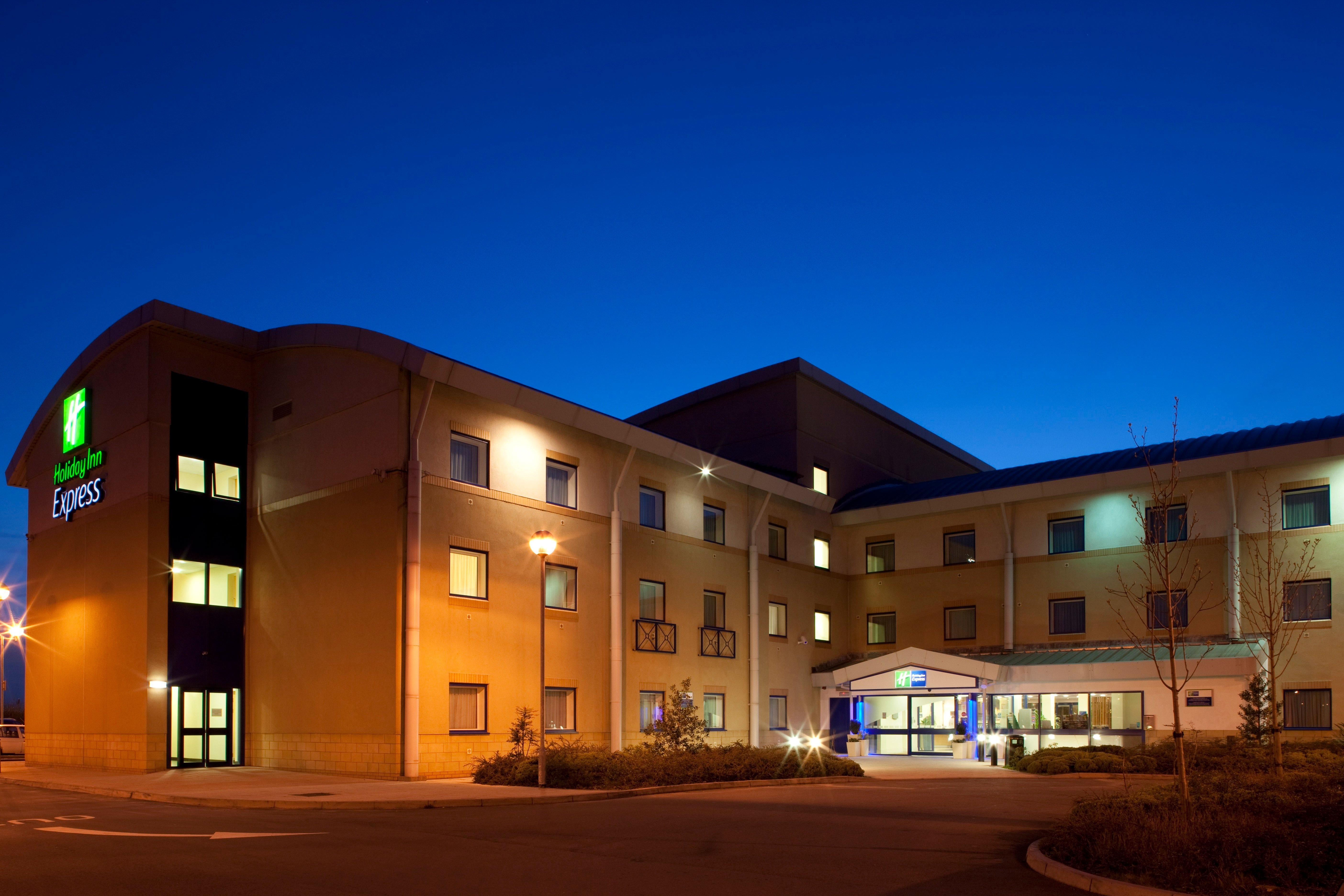 Holiday Inn Express Cardiff Airport, An Ihg Hotel Buitenkant foto