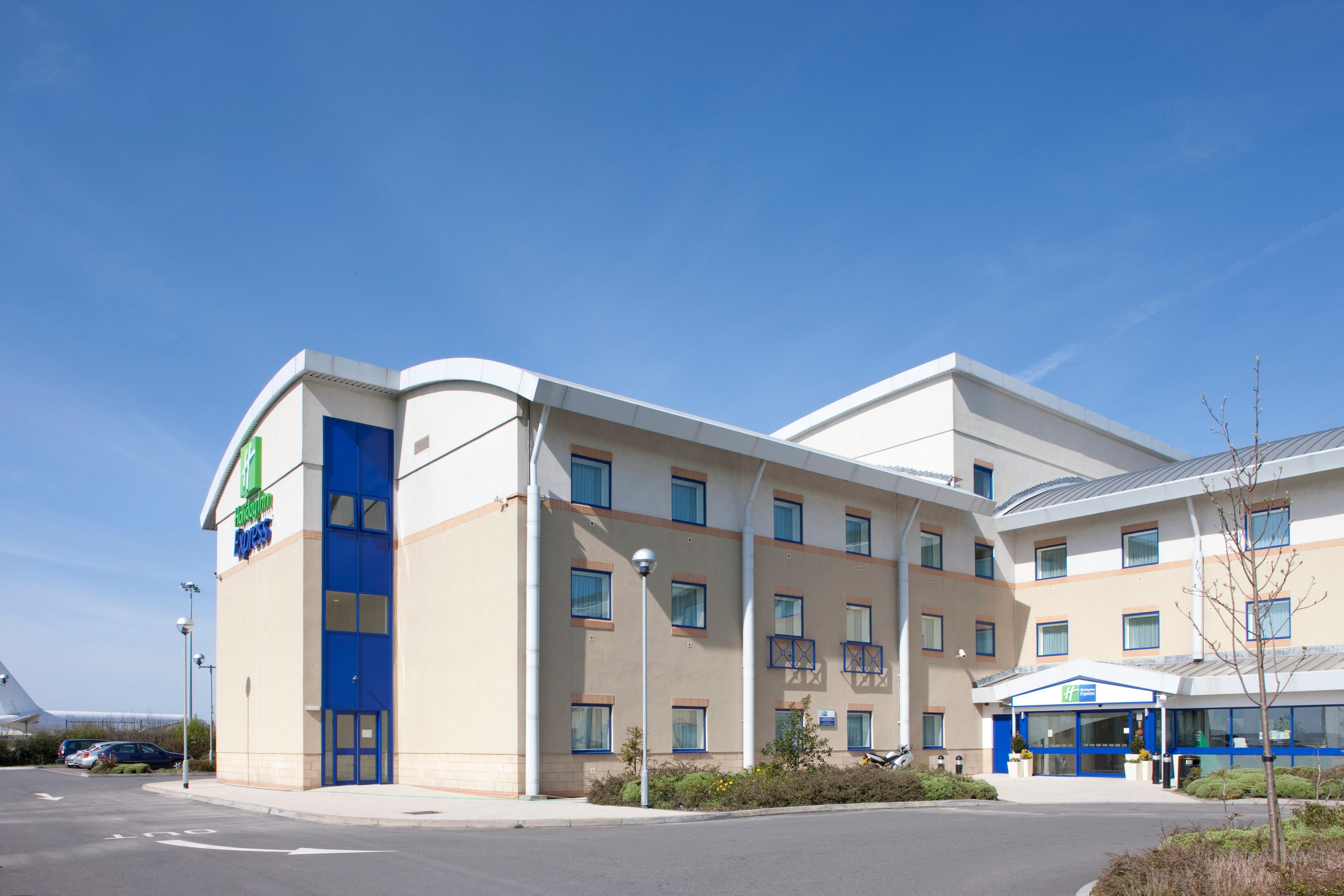 Holiday Inn Express Cardiff Airport, An Ihg Hotel Buitenkant foto