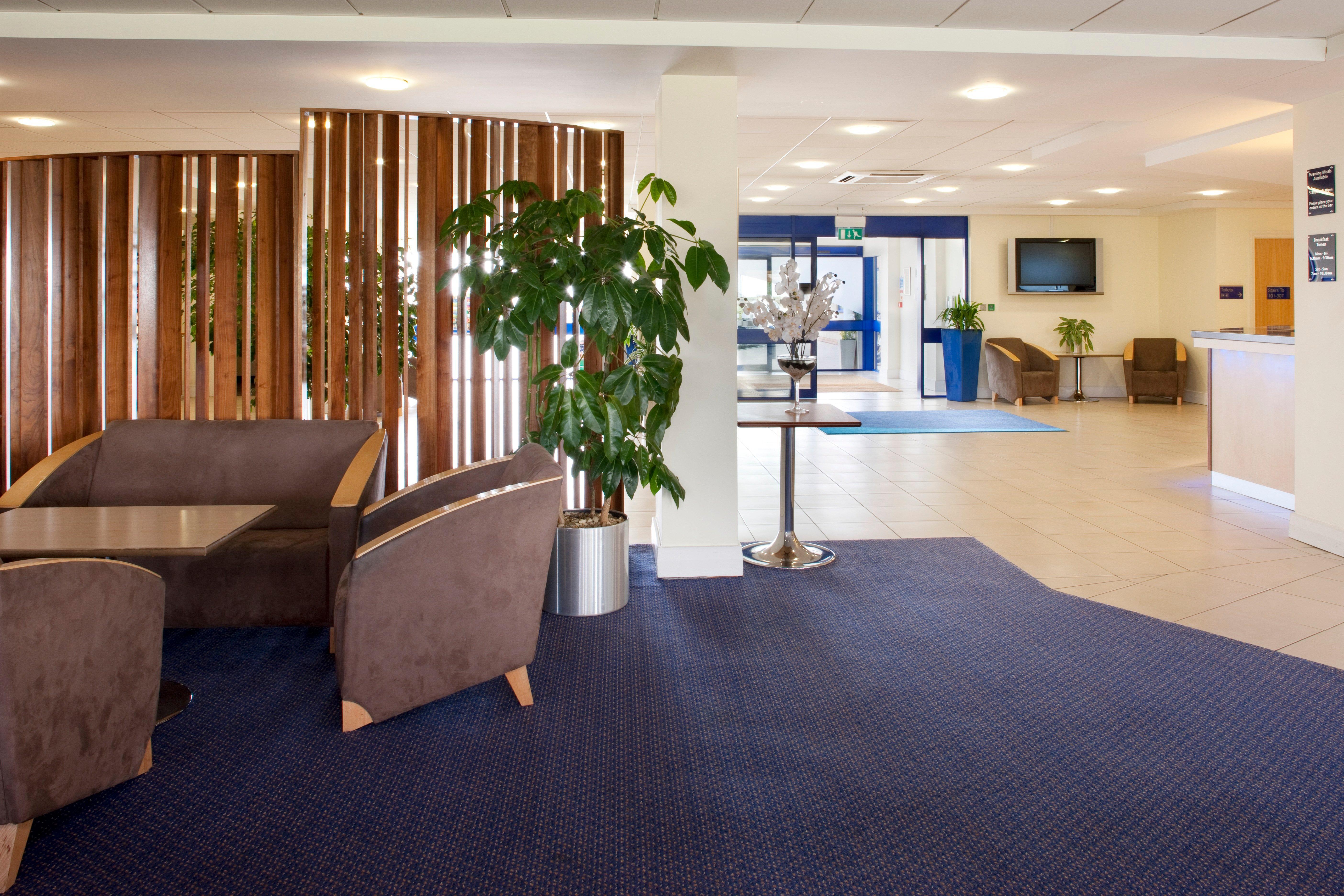 Holiday Inn Express Cardiff Airport, An Ihg Hotel Buitenkant foto