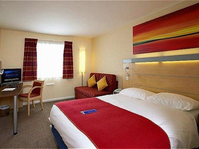 Holiday Inn Express Cardiff Airport, An Ihg Hotel Buitenkant foto